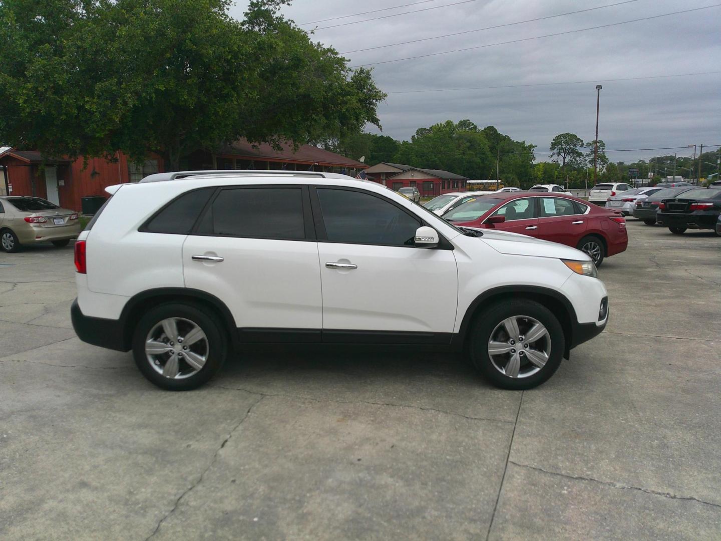 2013 WHITE KIA SORENTO EX; LX (5XYKU4A68DG) , located at 1200 Cassat Avenue, Jacksonville, FL, 32205, (904) 695-1885, 30.302404, -81.731033 - Photo#4