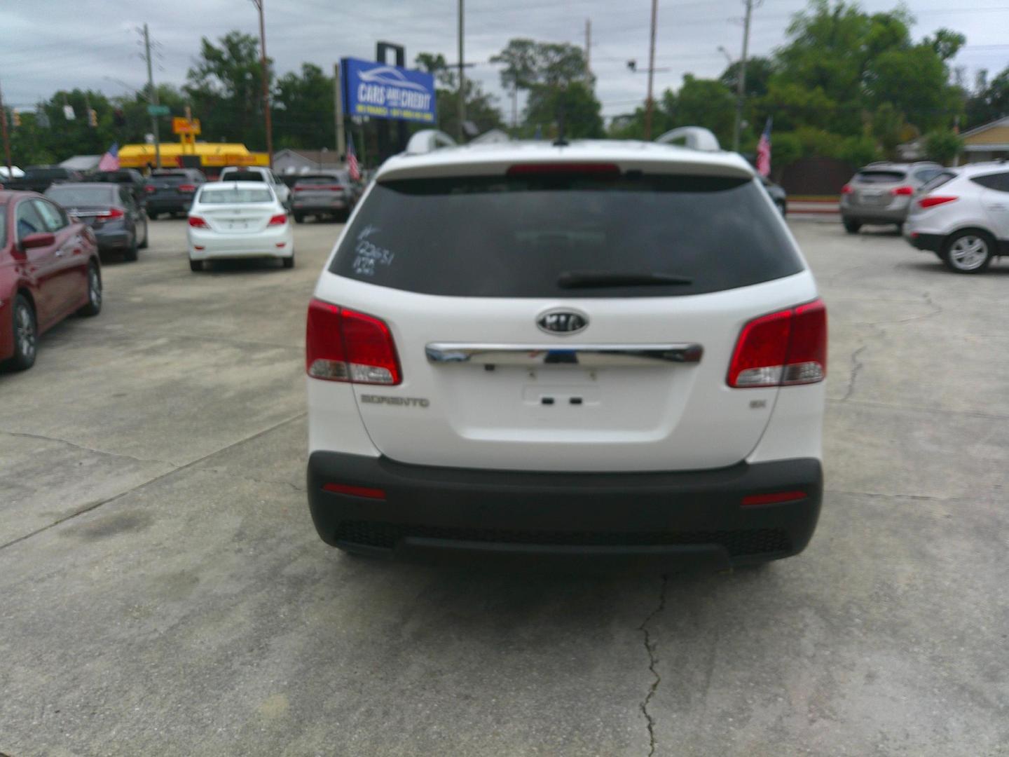 2013 WHITE KIA SORENTO EX; LX (5XYKU4A68DG) , located at 1200 Cassat Avenue, Jacksonville, FL, 32205, (904) 695-1885, 30.302404, -81.731033 - Photo#3