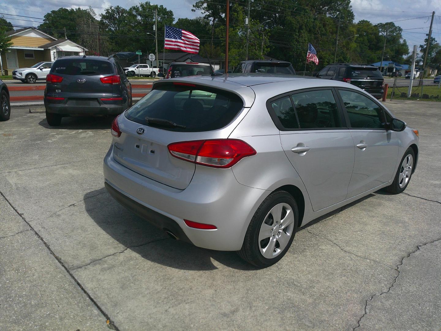 2016 SILVER KIA FORTE5 EX; LX (KNAFK5A80G5) , located at 1200 Cassat Avenue, Jacksonville, FL, 32205, (904) 695-1885, 30.302404, -81.731033- Photo#5