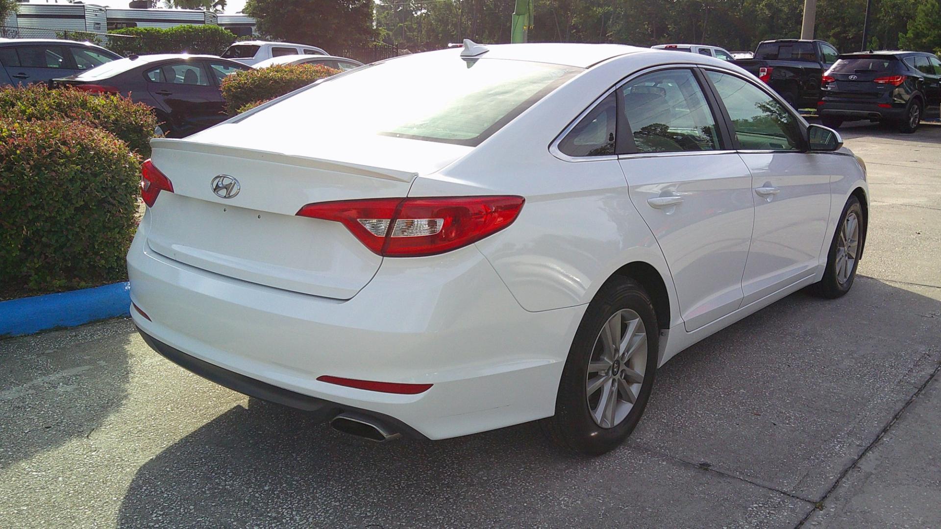2015 WHITE HYUNDAI SONATA SE (5NPE24AF6FH) , located at 1200 Cassat Avenue, Jacksonville, FL, 32205, (904) 695-1885, 30.302404, -81.731033- Photo#2