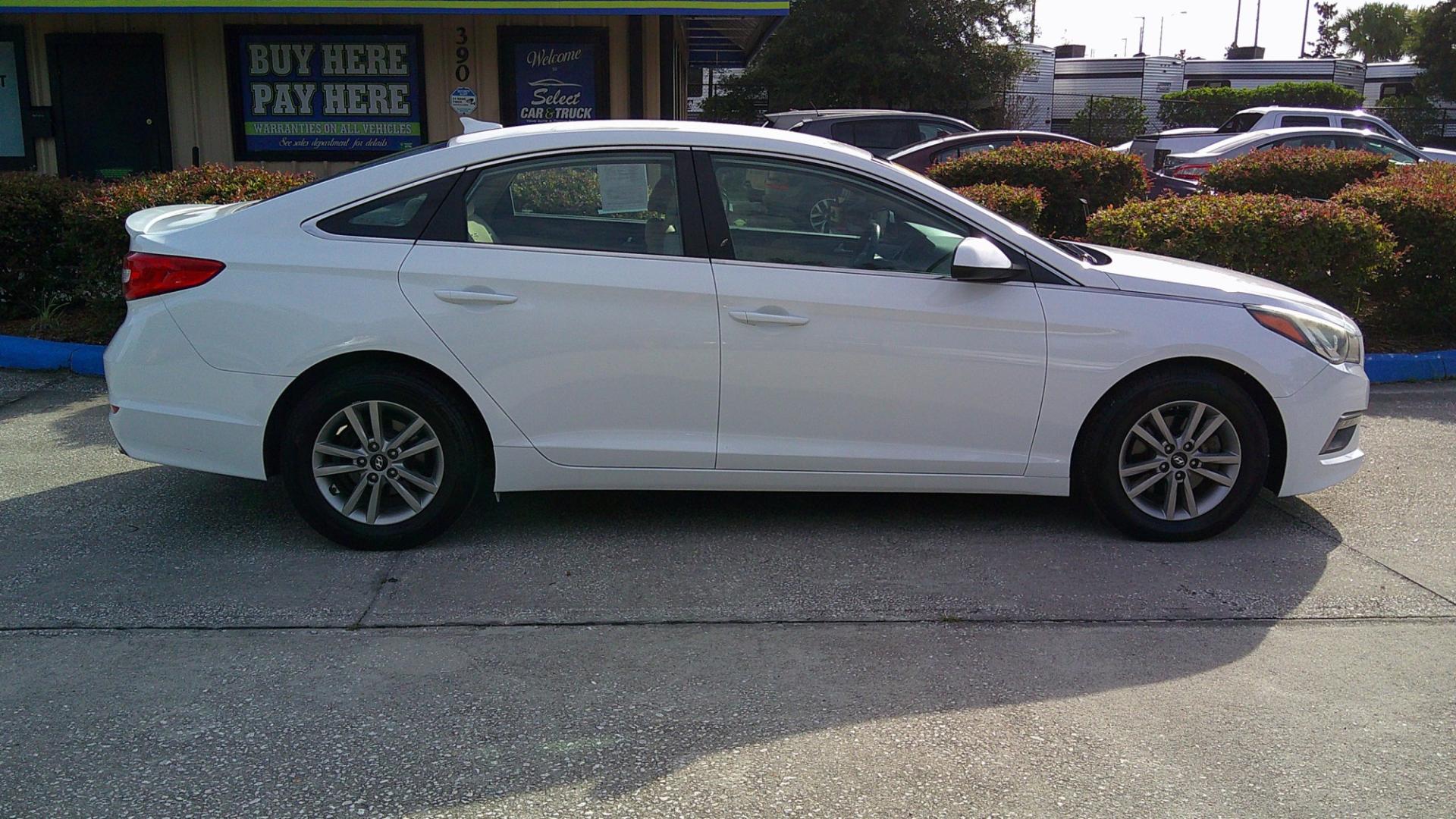 2015 WHITE HYUNDAI SONATA SE (5NPE24AF6FH) , located at 1200 Cassat Avenue, Jacksonville, FL, 32205, (904) 695-1885, 30.302404, -81.731033- Photo#3