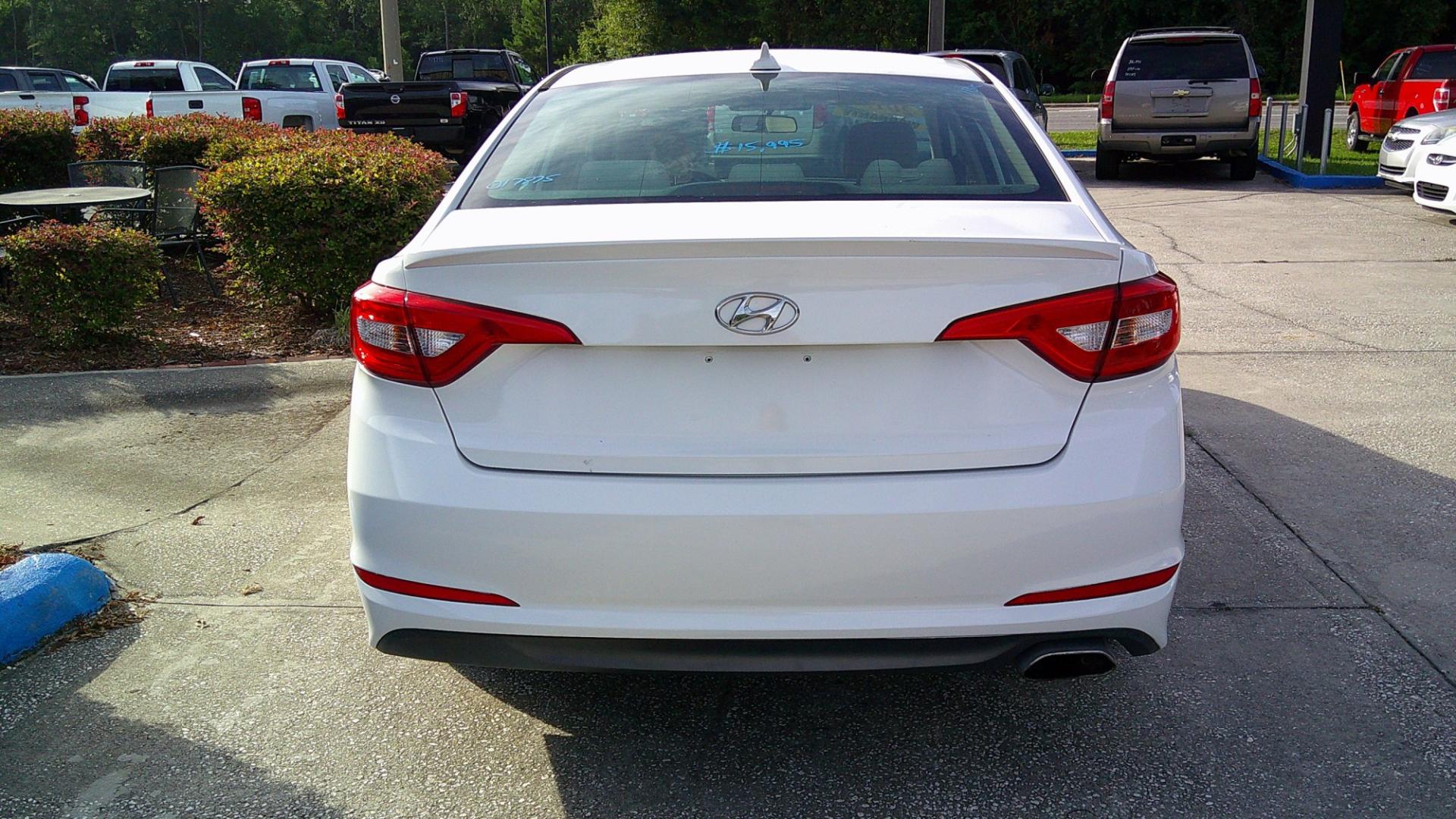 2015 WHITE HYUNDAI SONATA SE (5NPE24AF6FH) , located at 1200 Cassat Avenue, Jacksonville, FL, 32205, (904) 695-1885, 30.302404, -81.731033- Photo#4