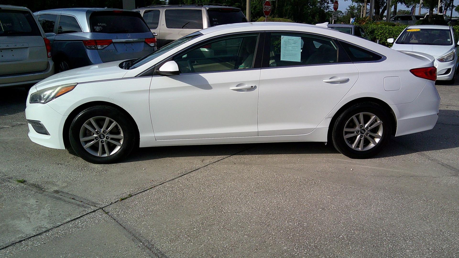 2015 WHITE HYUNDAI SONATA SE (5NPE24AF6FH) , located at 1200 Cassat Avenue, Jacksonville, FL, 32205, (904) 695-1885, 30.302404, -81.731033- Photo#5