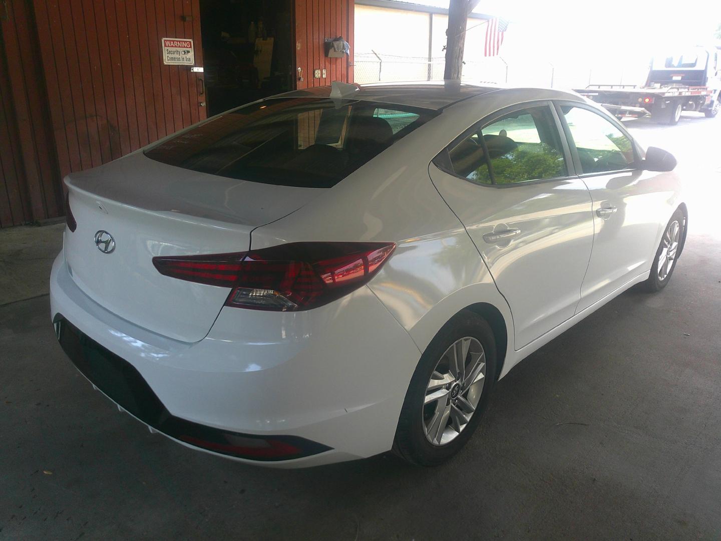 2020 WHITE HYUNDAI ELANTRA LIMITED; SEL (5NPD84LF2LH) , located at 1200 Cassat Avenue, Jacksonville, FL, 32205, (904) 695-1885, 30.302404, -81.731033- Photo#5