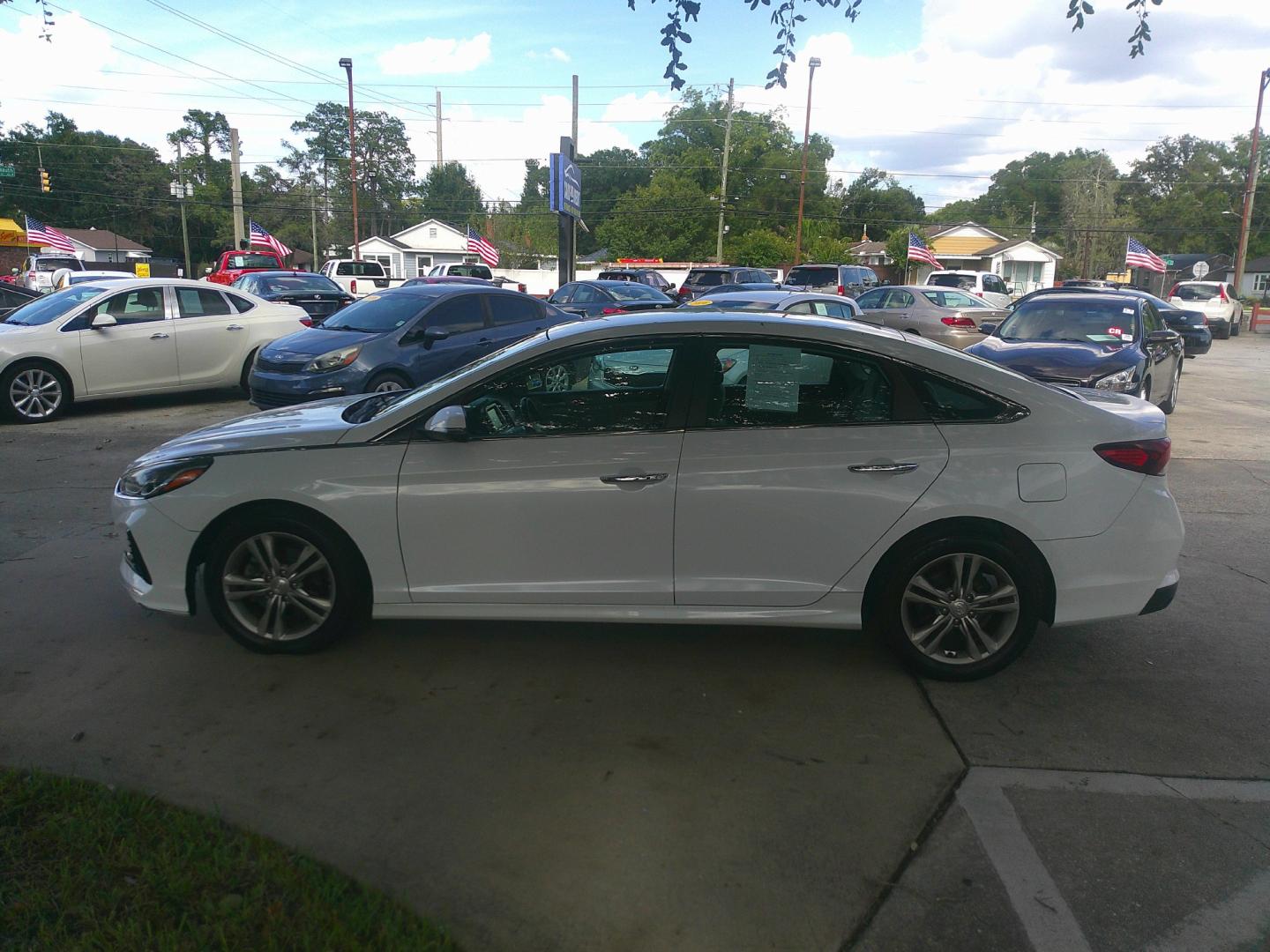 2018 WHITE HYUNDAI SONATA LIMITED; SPOR (5NPE34AF8JH) , located at 1200 Cassat Avenue, Jacksonville, FL, 32205, (904) 695-1885, 30.302404, -81.731033- Photo#1