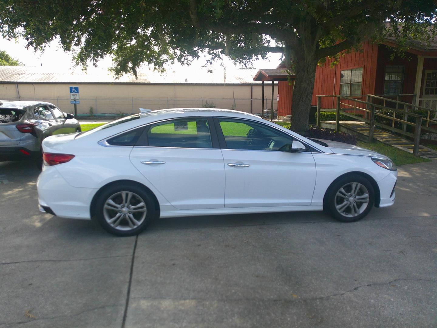 2018 WHITE HYUNDAI SONATA LIMITED; SPOR (5NPE34AF8JH) , located at 1200 Cassat Avenue, Jacksonville, FL, 32205, (904) 695-1885, 30.302404, -81.731033- Photo#4