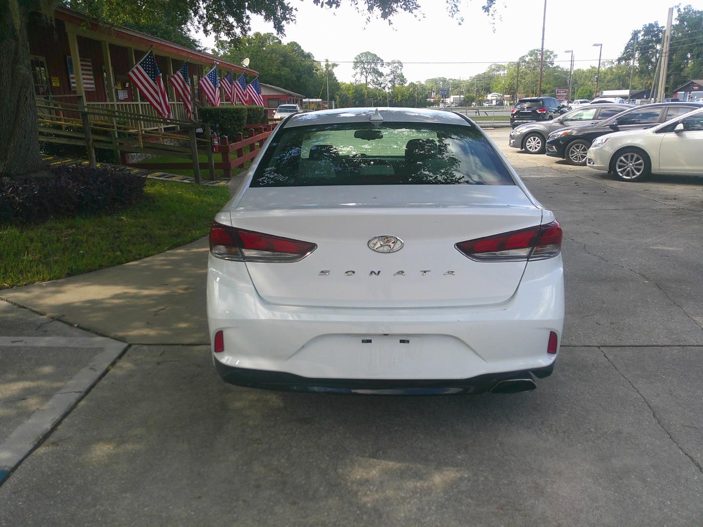 2018 WHITE HYUNDAI SONATA LIMITED; SPOR (5NPE34AF8JH) , located at 1200 Cassat Avenue, Jacksonville, FL, 32205, (904) 695-1885, 30.302404, -81.731033- Photo#3