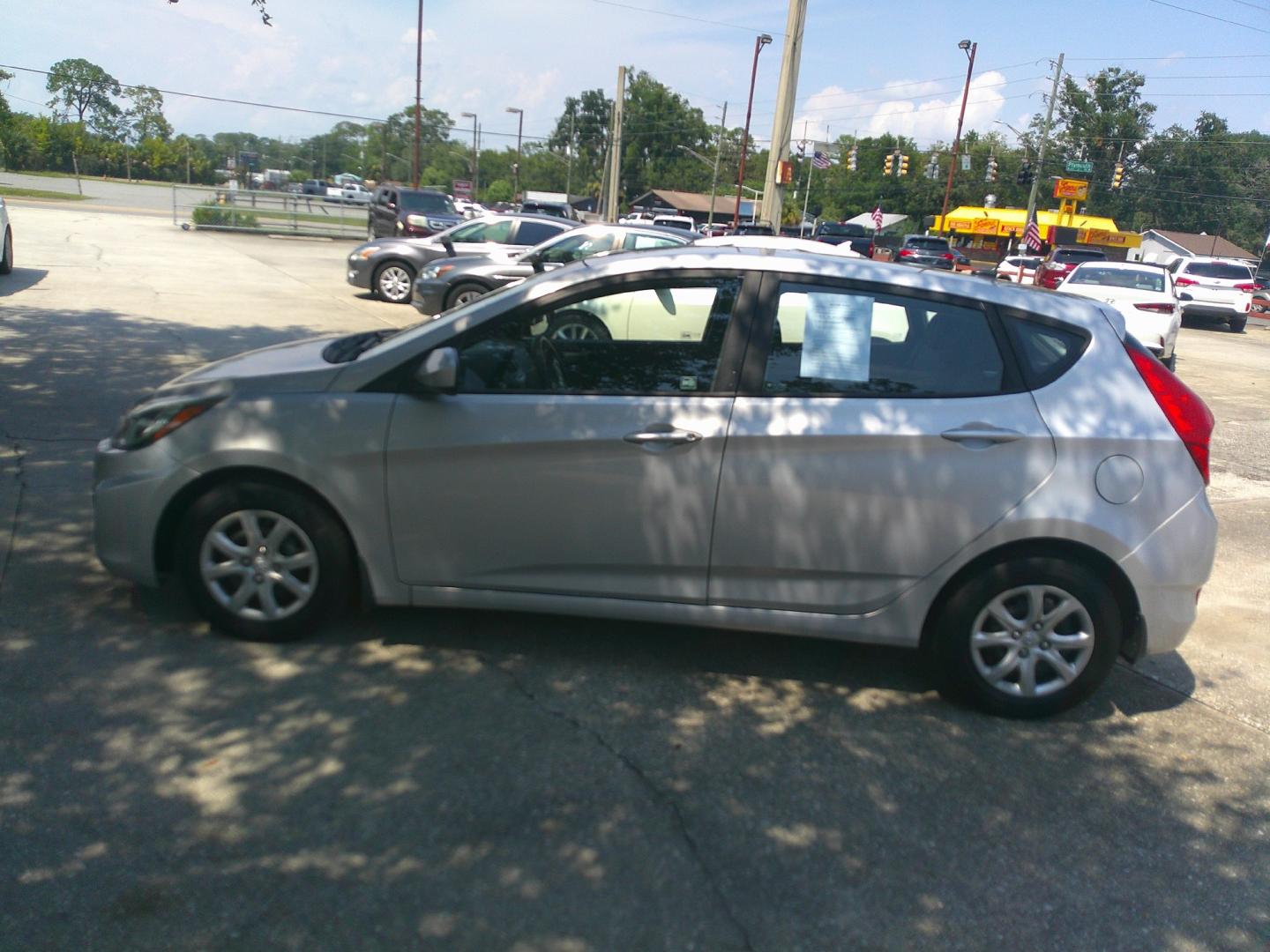 2013 SILVER HYUNDAI ACCENT GS; SE (KMHCT5AE9DU) , located at 1200 Cassat Avenue, Jacksonville, FL, 32205, (904) 695-1885, 30.302404, -81.731033- Photo#1