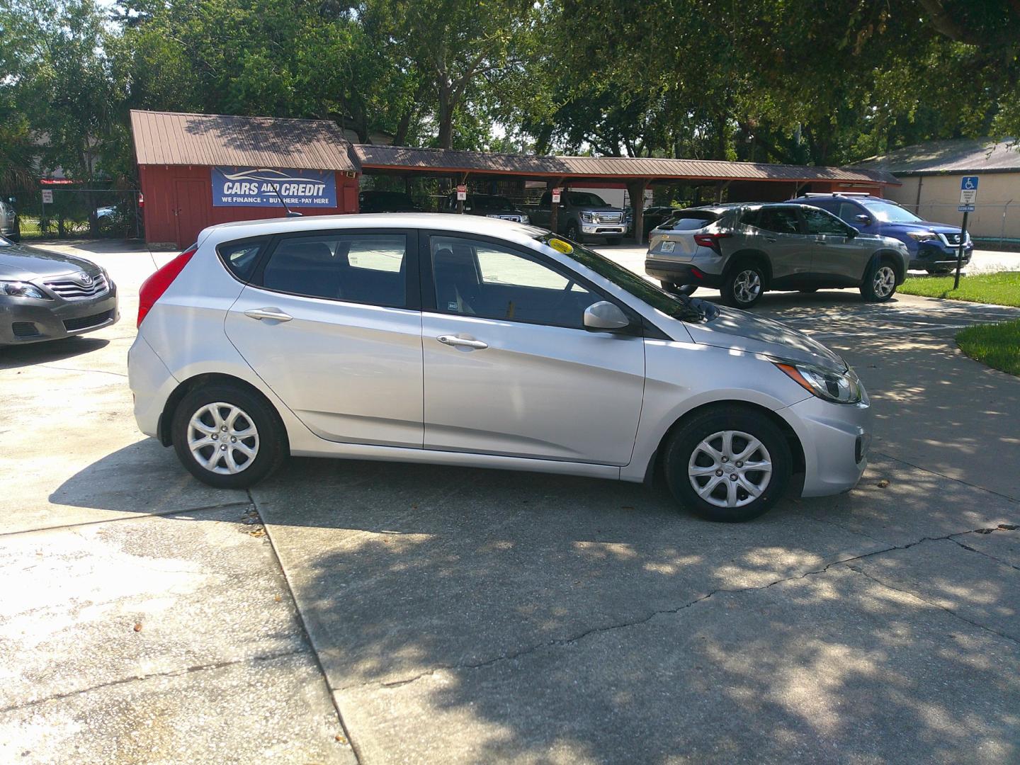 2013 SILVER HYUNDAI ACCENT GS; SE (KMHCT5AE9DU) , located at 1200 Cassat Avenue, Jacksonville, FL, 32205, (904) 695-1885, 30.302404, -81.731033- Photo#4