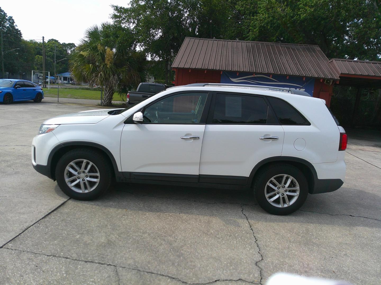 2015 WHITE KIA SORENTO LX (5XYKT4A66FG) , located at 1200 Cassat Avenue, Jacksonville, FL, 32205, (904) 695-1885, 30.302404, -81.731033- Photo#1