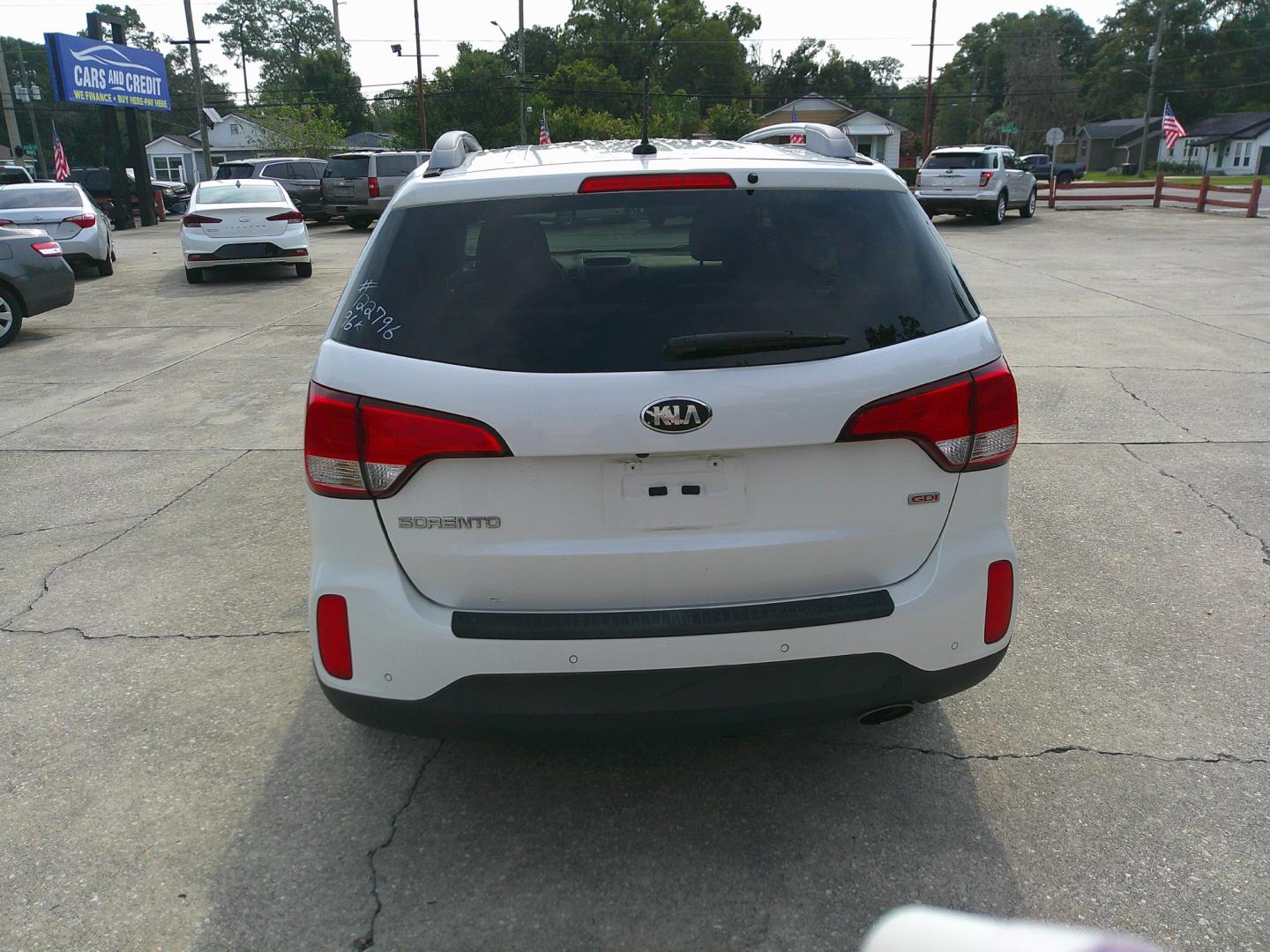 2015 WHITE KIA SORENTO LX (5XYKT4A66FG) , located at 1200 Cassat Avenue, Jacksonville, FL, 32205, (904) 695-1885, 30.302404, -81.731033- Photo#3