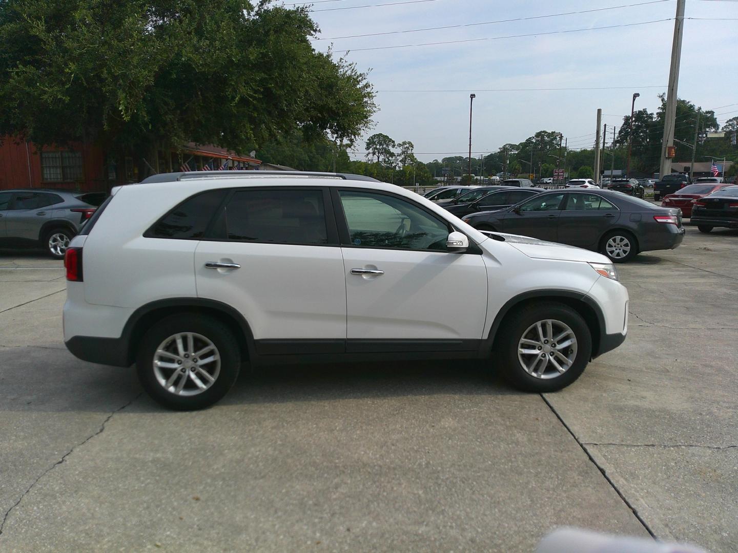 2015 WHITE KIA SORENTO LX (5XYKT4A66FG) , located at 1200 Cassat Avenue, Jacksonville, FL, 32205, (904) 695-1885, 30.302404, -81.731033- Photo#4
