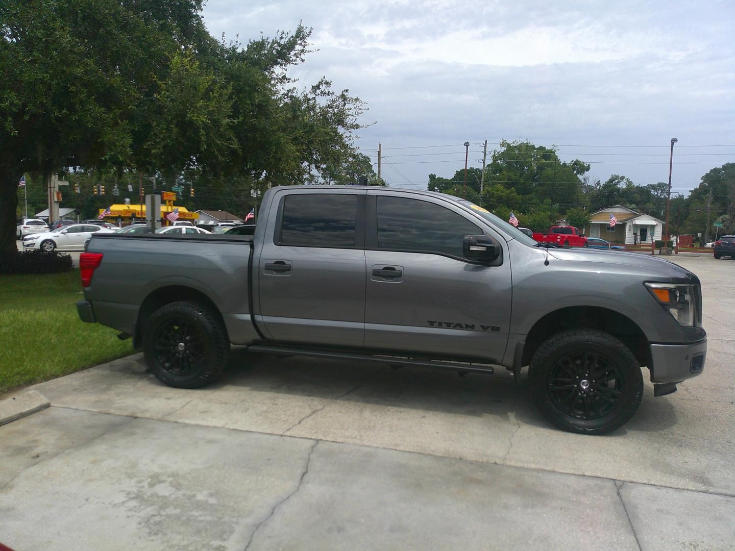 2018 GRAY NISSAN TITAN S; SL; PRO-4X; (1N6AA1E64JN) , located at 1200 Cassat Avenue, Jacksonville, FL, 32205, (904) 695-1885, 30.302404, -81.731033- Photo#4