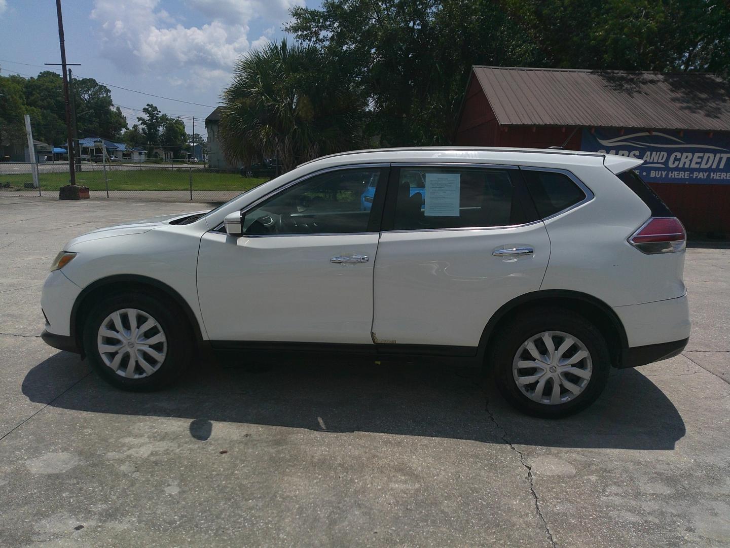 2015 WHITE NISSAN ROGUE S; SL; SV (5N1AT2MT4FC) , located at 1200 Cassat Avenue, Jacksonville, FL, 32205, (904) 695-1885, 30.302404, -81.731033- Photo#1
