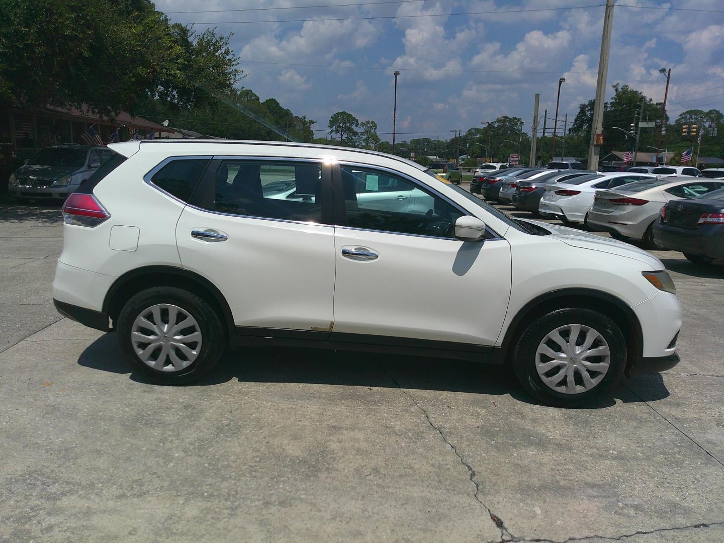 2015 WHITE NISSAN ROGUE S; SL; SV (5N1AT2MT4FC) , located at 1200 Cassat Avenue, Jacksonville, FL, 32205, (904) 695-1885, 30.302404, -81.731033- Photo#4