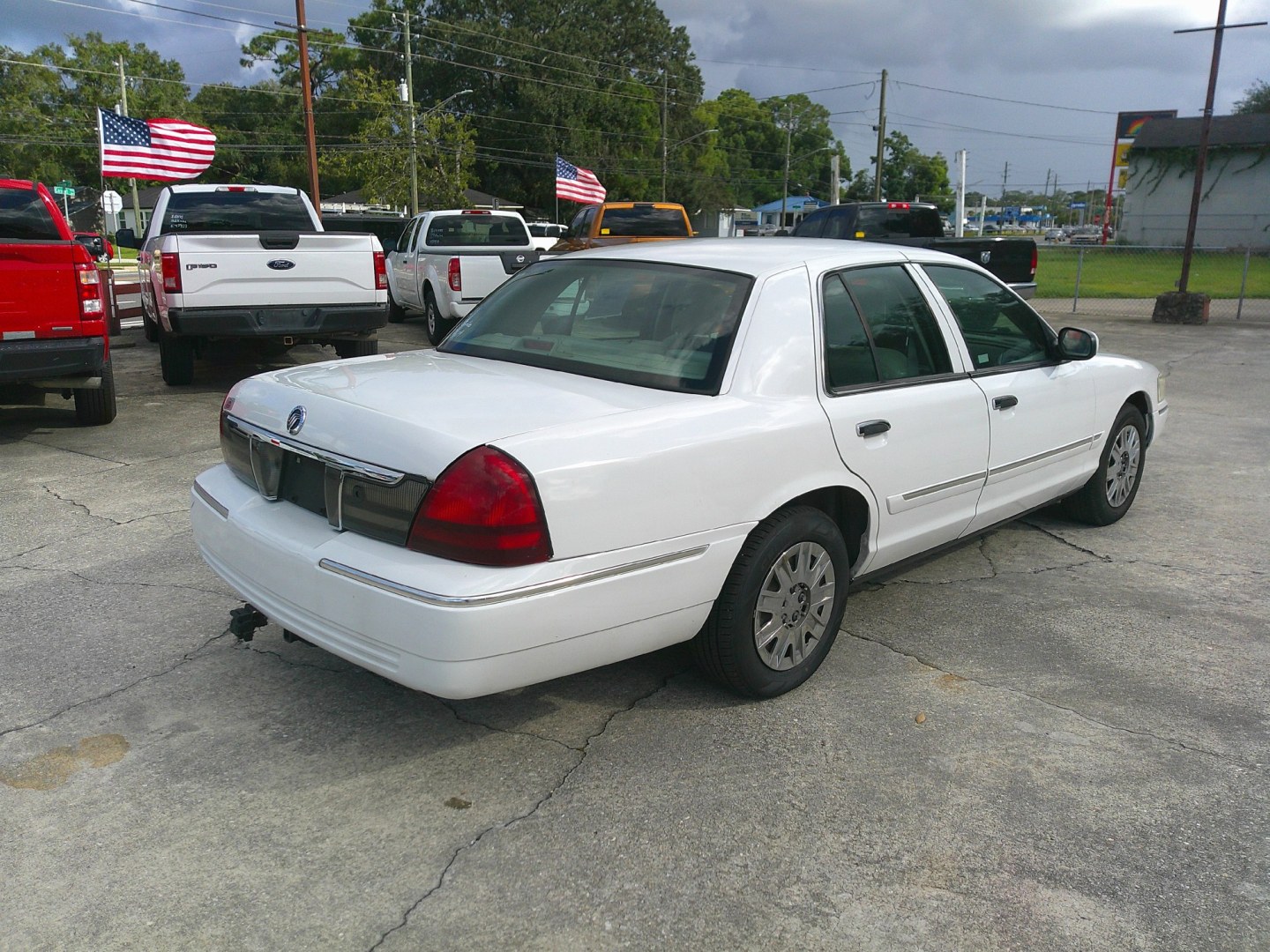 2007 WHITE MERCURY GRAND MARQUIS GS; GS (2MEFM74V87X) , located at 1200 Cassat Avenue, Jacksonville, FL, 32205, (904) 695-1885, 30.302404, -81.731033- Photo#0