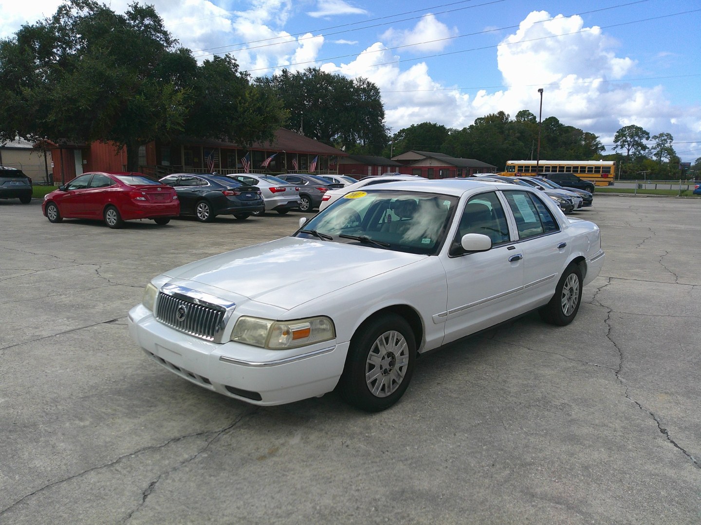 2007 WHITE MERCURY GRAND MARQUIS GS; GS (2MEFM74V87X) , located at 1200 Cassat Avenue, Jacksonville, FL, 32205, (904) 695-1885, 30.302404, -81.731033- Photo#2