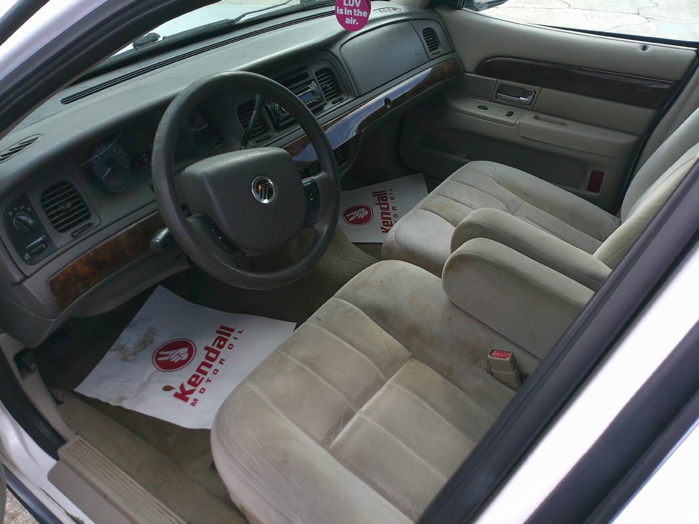 2007 WHITE MERCURY GRAND MARQUIS GS; GS (2MEFM74V87X) , located at 1200 Cassat Avenue, Jacksonville, FL, 32205, (904) 695-1885, 30.302404, -81.731033- Photo#3