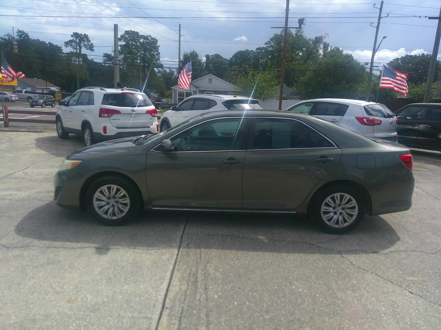 2014 GREEN TOYOTA CAMRY SE; LE; XLE; L (4T1BF1FK3EU) , located at 1200 Cassat Avenue, Jacksonville, FL, 32205, (904) 695-1885, 30.302404, -81.731033- Photo#0