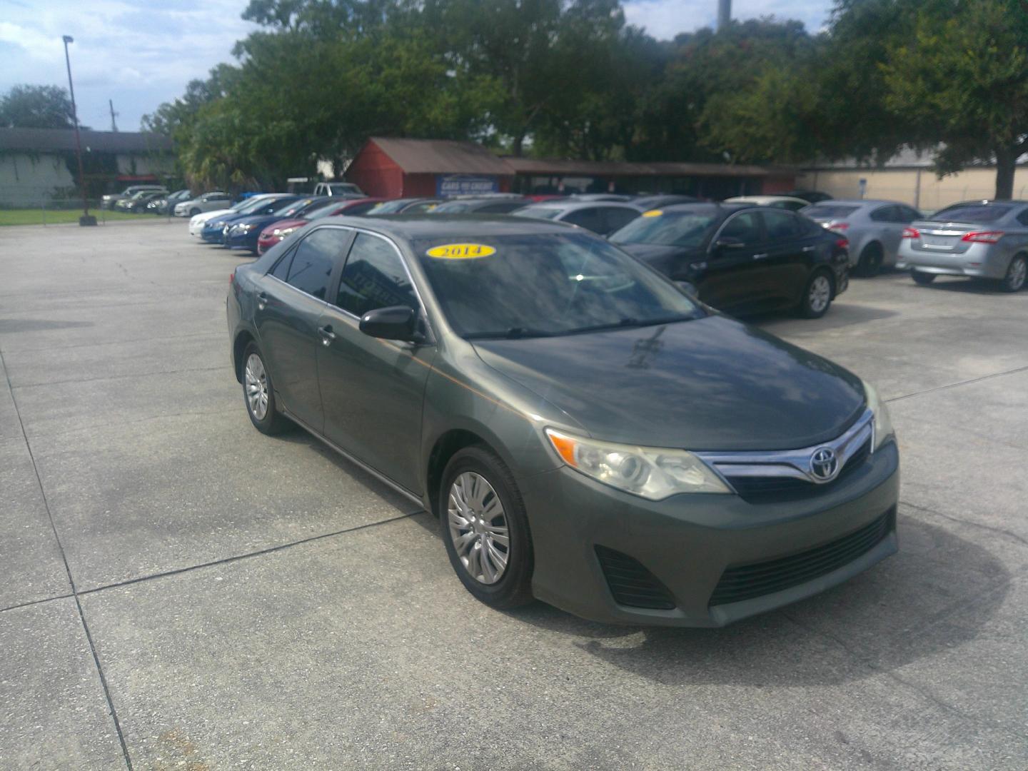 2014 GREEN TOYOTA CAMRY SE; LE; XLE; L (4T1BF1FK3EU) , located at 1200 Cassat Avenue, Jacksonville, FL, 32205, (904) 695-1885, 30.302404, -81.731033- Photo#4