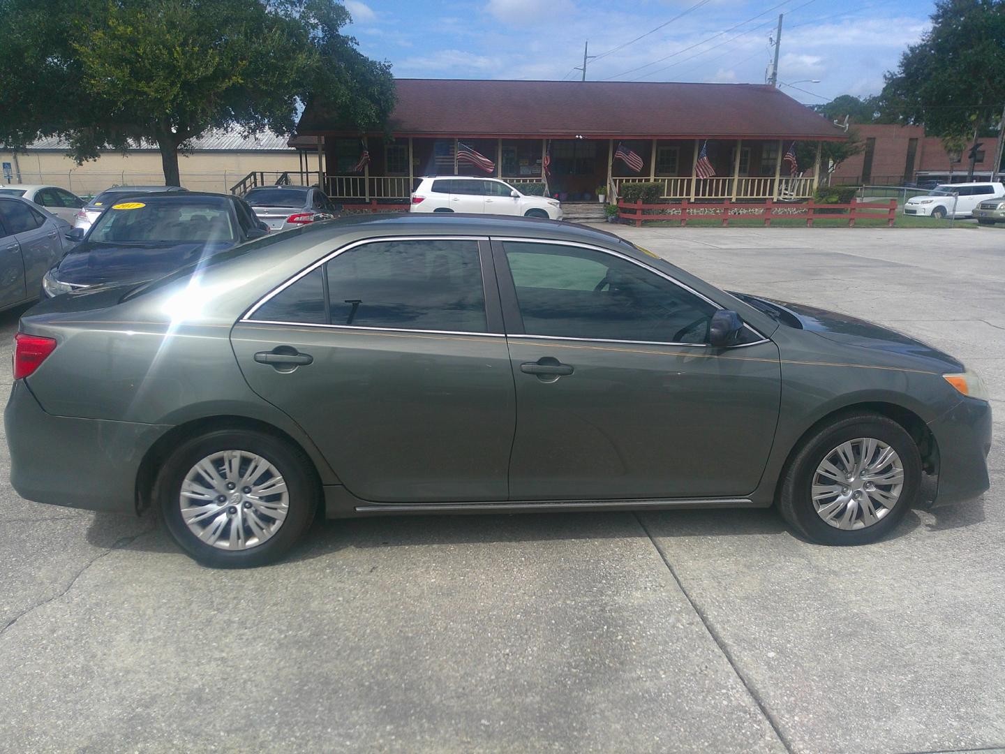 2014 GREEN TOYOTA CAMRY SE; LE; XLE; L (4T1BF1FK3EU) , located at 1200 Cassat Avenue, Jacksonville, FL, 32205, (904) 695-1885, 30.302404, -81.731033- Photo#3
